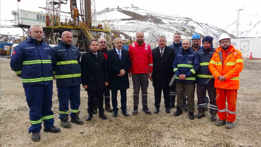 Muradiye'de petrol arayışı: 200 tonluk dev sondaj kulesi kuruldu