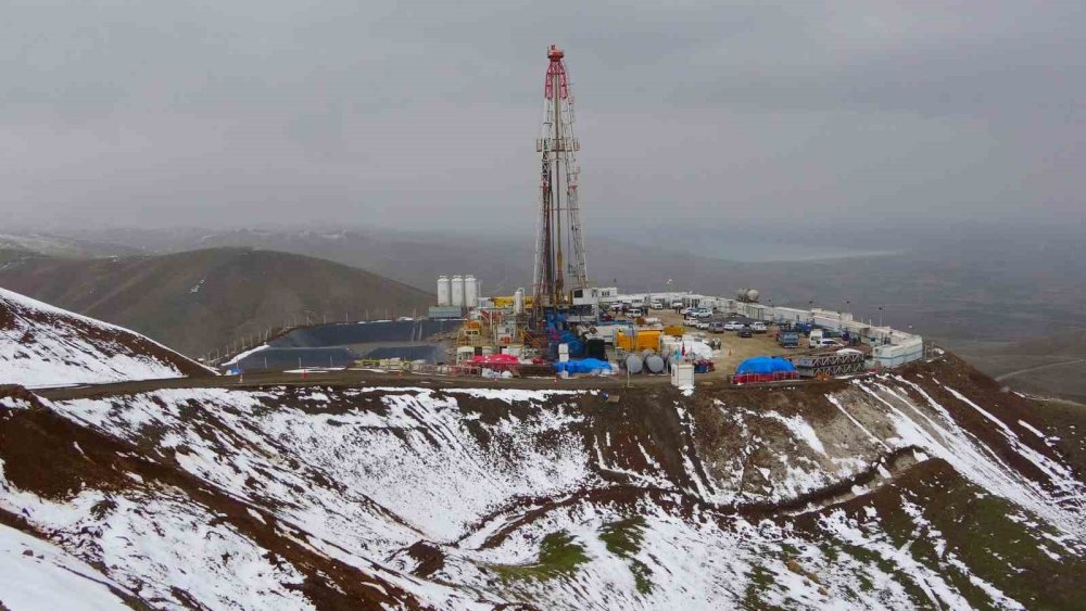 Muradiye'de petrol arayışı: 200 tonluk dev sondaj kulesi kuruldu