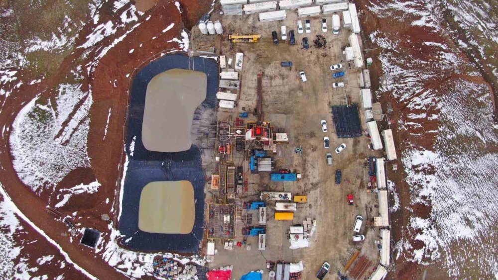 Muradiye'de petrol arayışı: 200 tonluk dev sondaj kulesi kuruldu