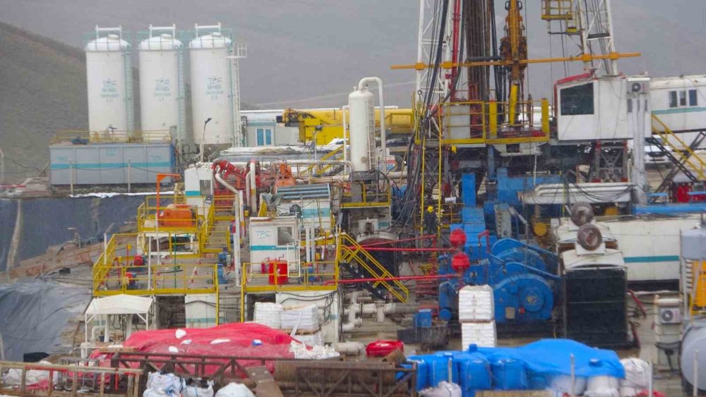 Muradiye'de petrol arayışı: 200 tonluk dev sondaj kulesi kuruldu