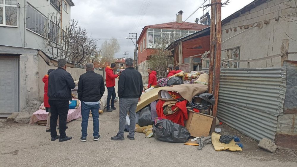 Tuşba'da kötü koku yayılan evden 10 ton çöp çıktı