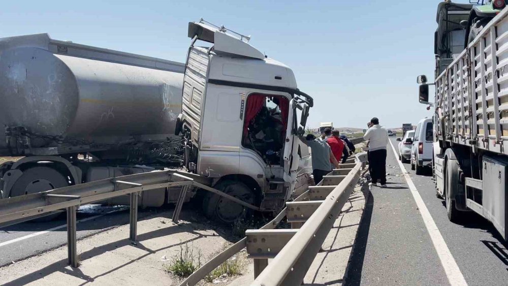 Urfa’da otomobil ile tır çarpıştı: 4 yaralı