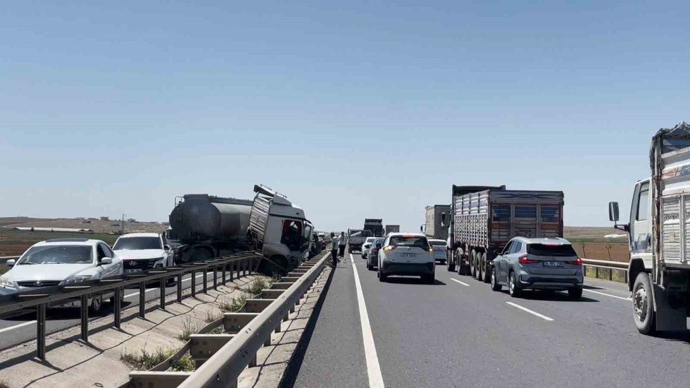 Urfa’da otomobil ile tır çarpıştı: 4 yaralı