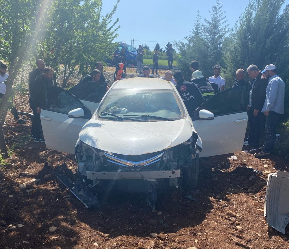 Adıyaman'da otomobil ile hafif ticari araç çarpıştı: 1’i ağır 2 yaralı