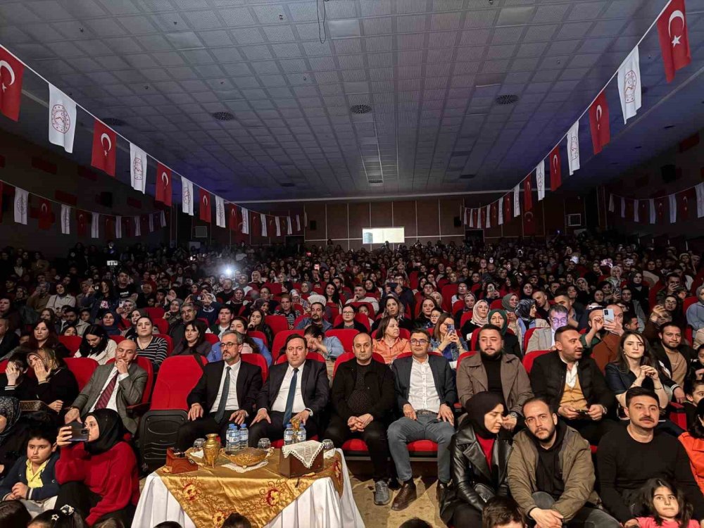 Ağrı’da "90'lar Türkü Gecesi" düzenlendi