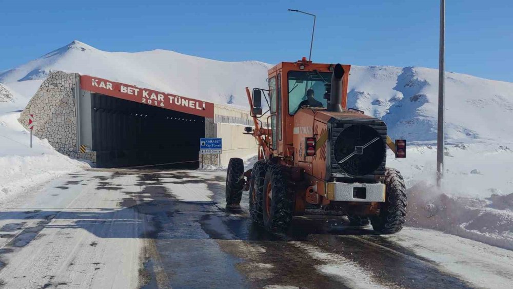 Çığdan kapanan Van-Bahçesaray kara yolu ulaşıma açıldı