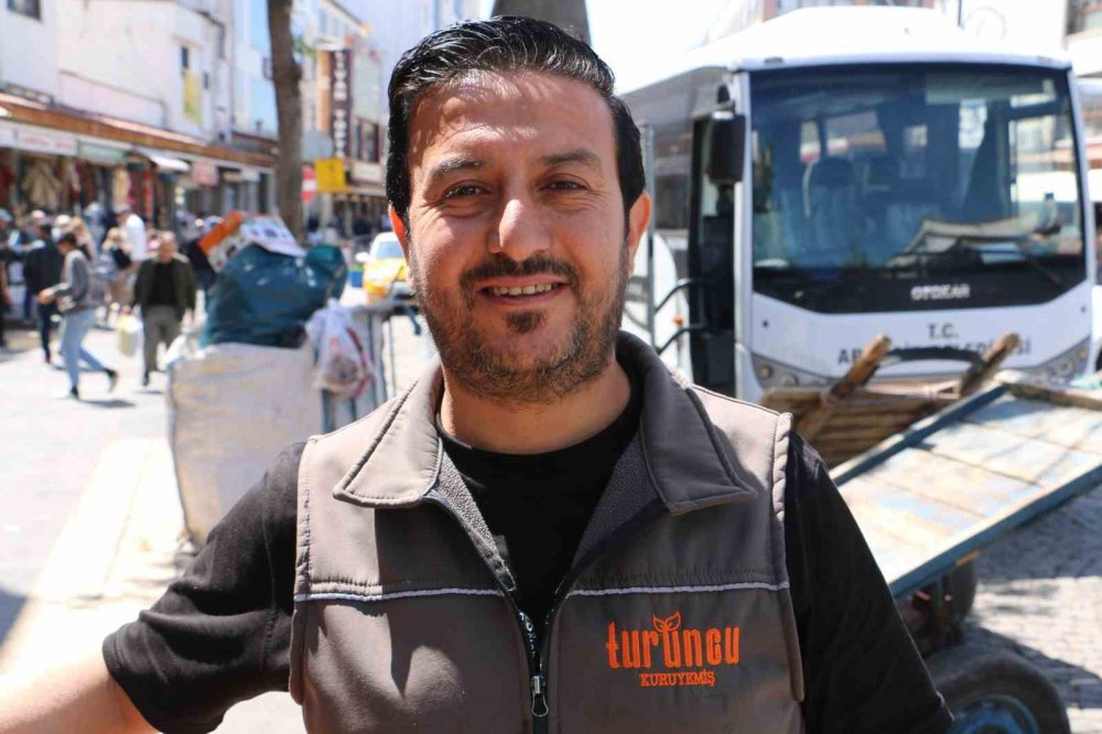 Diyarbakırlı fenomen 5 senedir canlı yayın bağışlarıyla ücretsiz simit ve meyve suyu dağıtıyor