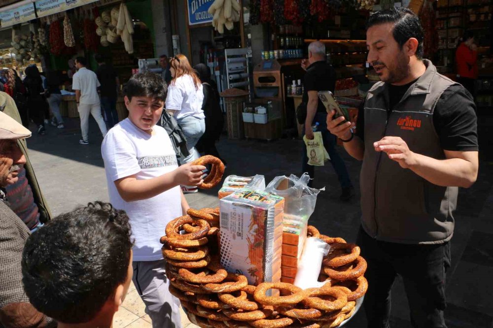 Diyarbakırlı fenomen 5 senedir canlı yayın bağışlarıyla ücretsiz simit ve meyve suyu dağıtıyor