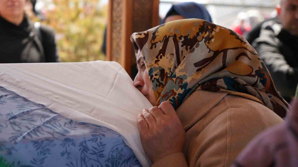 Erzurum’da katledilen genç kadın son yolculuğuna uğurlandı