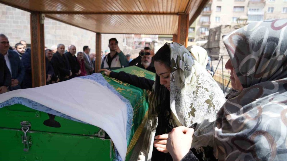 Erzurum’da katledilen genç kadın son yolculuğuna uğurlandı