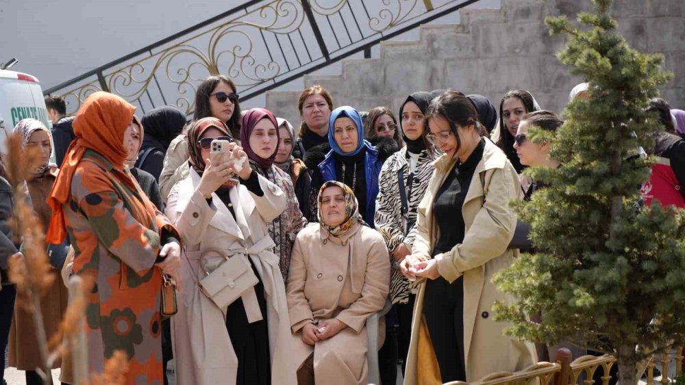 Erzurum’da katledilen genç kadın son yolculuğuna uğurlandı