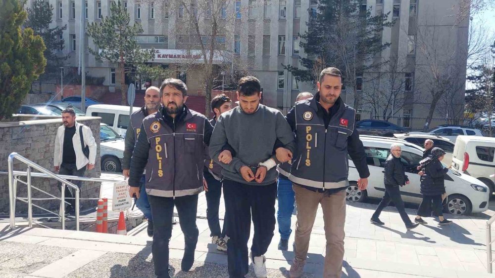 Erzurum’da katledilen genç kadın son yolculuğuna uğurlandı