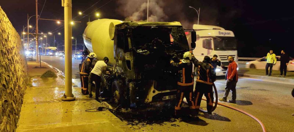 Malatya'da seyir halindeki beton mikseri alev aldı