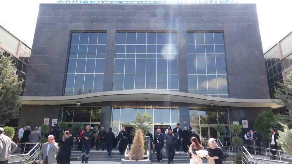 Van’da nadiren uygulanan beyin ameliyatıyla anne ve bebeği kurtarıldı