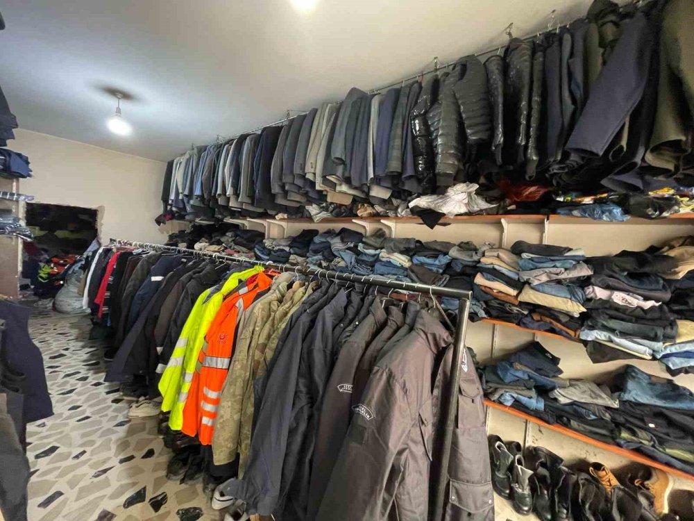 Elazığ’da ölen kişilerin kıyafetlerinin satıldığı mağazada sezon hazırlığı başladı