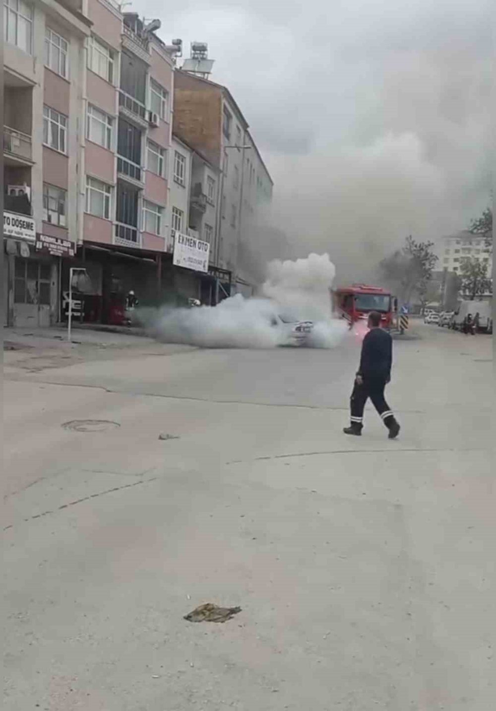 Elazığ’da park halindeki araç yandı