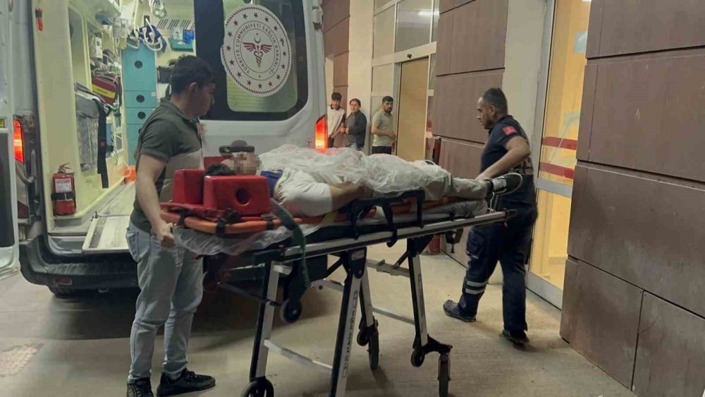 Otomobil ile kamyonet çarpıştı: 4 kişi yaralandı