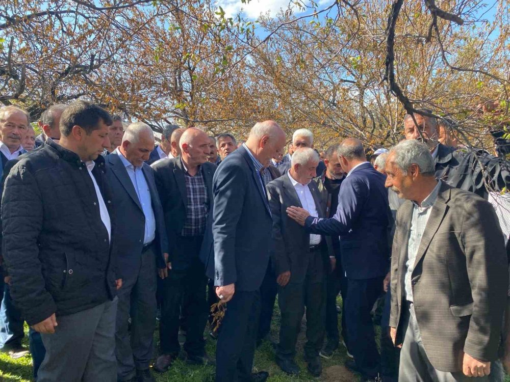 TZOB Genel Başkanı Bayraktar, Elazığ’da zirai dondan etkilenen üreticilerle buluştu