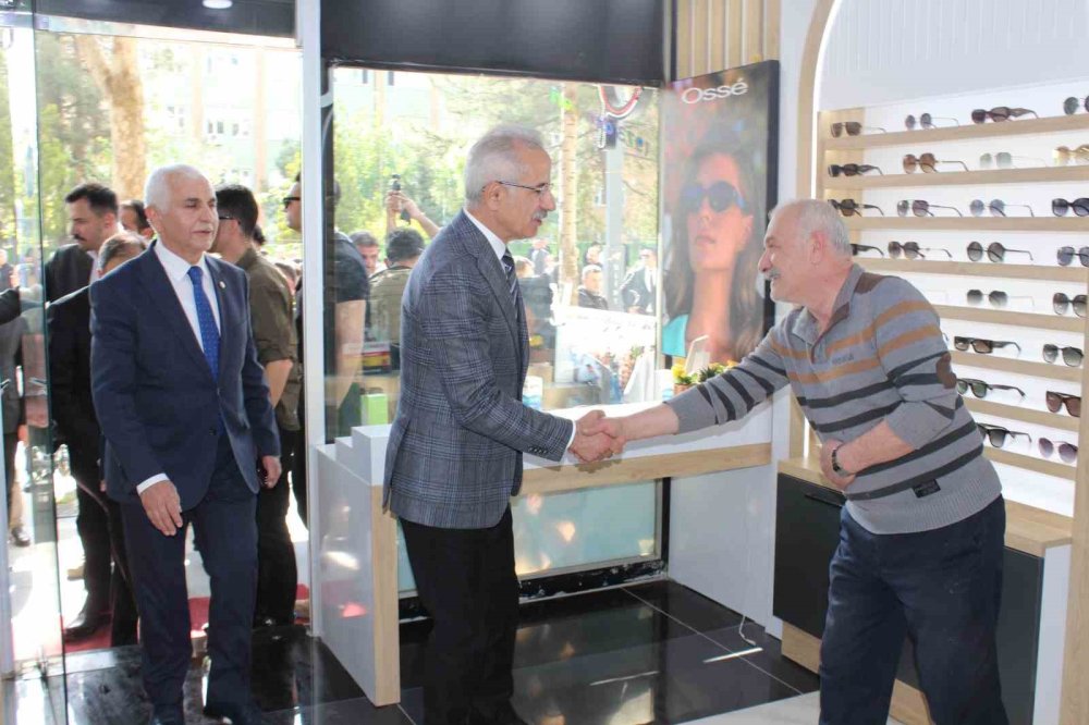 Ulaştırma ve Altyapı Bakanı Uraloğlu, Siirt Valiliğini ve esnafı ziyaret etti