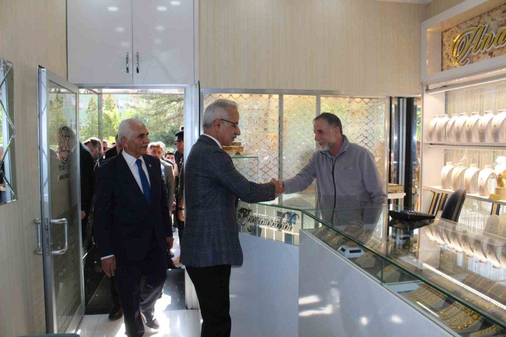 Ulaştırma ve Altyapı Bakanı Uraloğlu, Siirt Valiliğini ve esnafı ziyaret etti