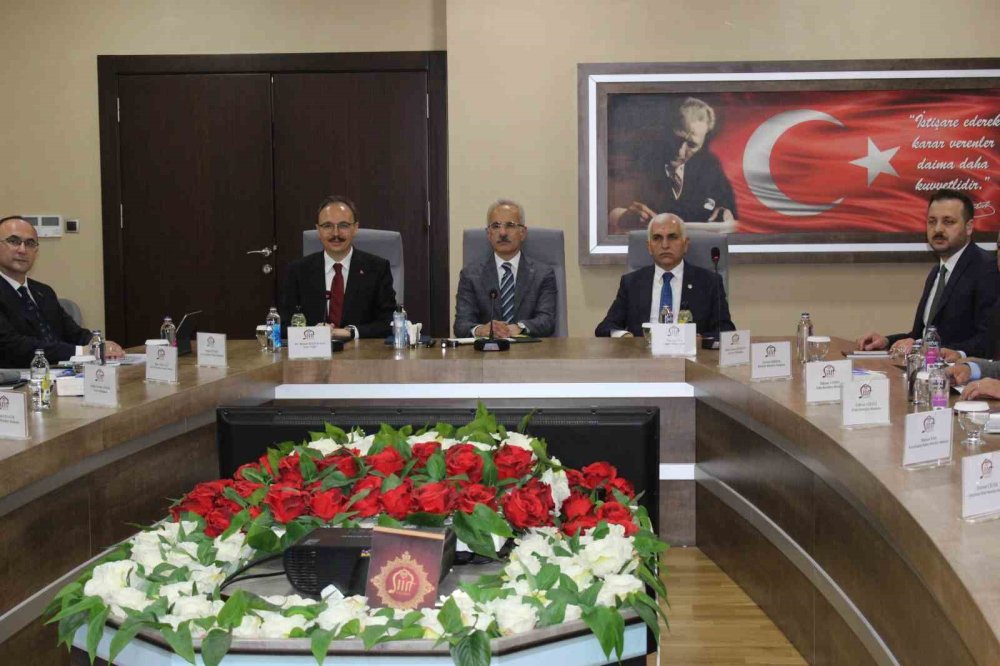 Ulaştırma ve Altyapı Bakanı Uraloğlu, Siirt Valiliğini ve esnafı ziyaret etti