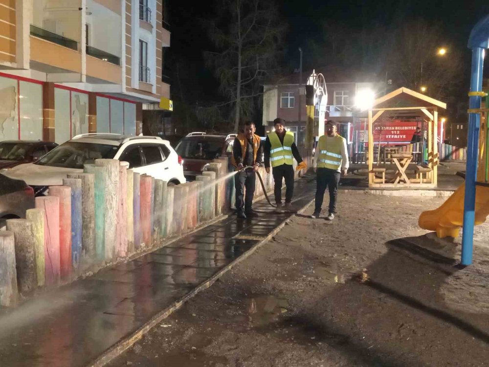 Ardahan Belediye ekipleri temizlik çalışmalarına devam ediyor