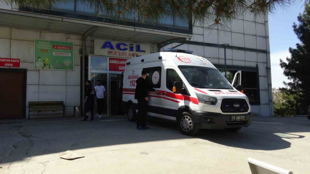 Batman’da virajı alamayan otomobil yoldan çıktı: 5 kişi yaralandı