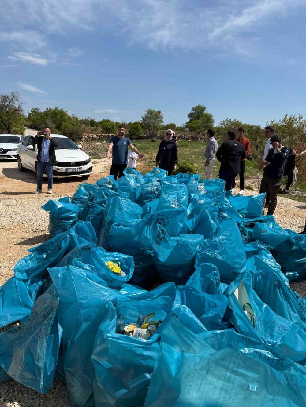 Dicle'de doğaseverler torbalarca çöp topladı