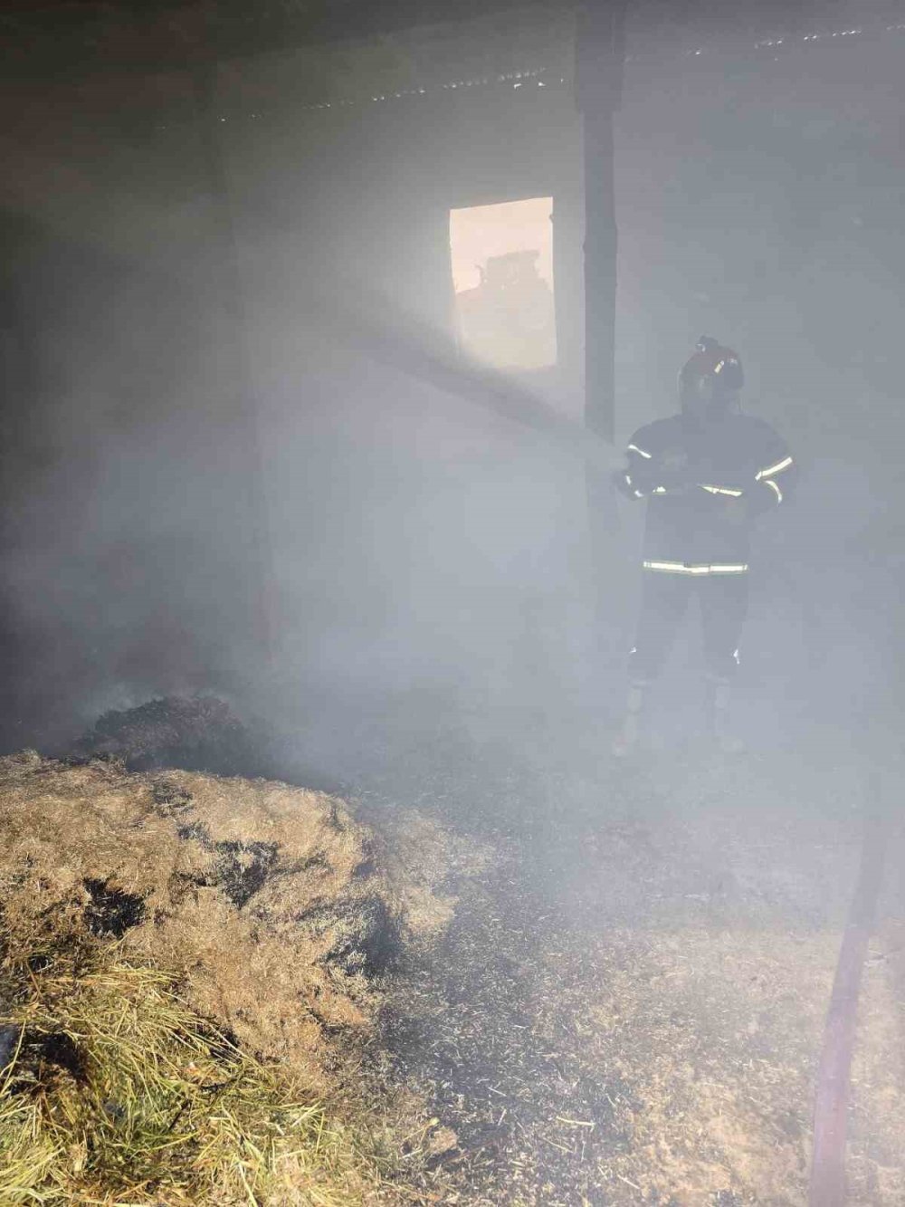 Elazığ’da çıkan samanlık yangını korkuttu