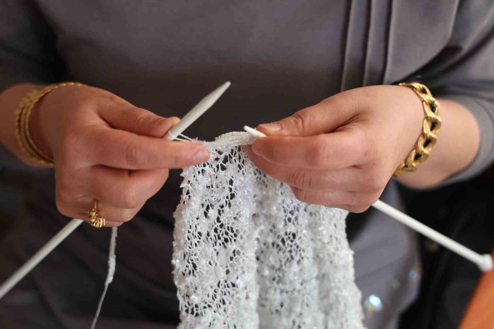 Elazığ'da kadınlar el sanatları kursunda hem sosyalleşiyor hem de öğreniyor