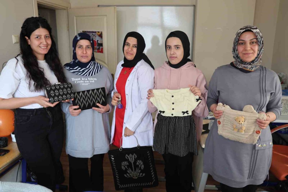 Elazığ'da kadınlar el sanatları kursunda hem sosyalleşiyor hem de öğreniyor