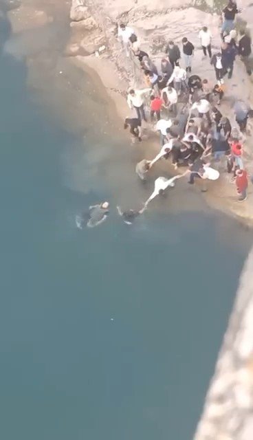 Silvan’da boğulma tehlikesi geçirenleri el ele vererek kurtardılar