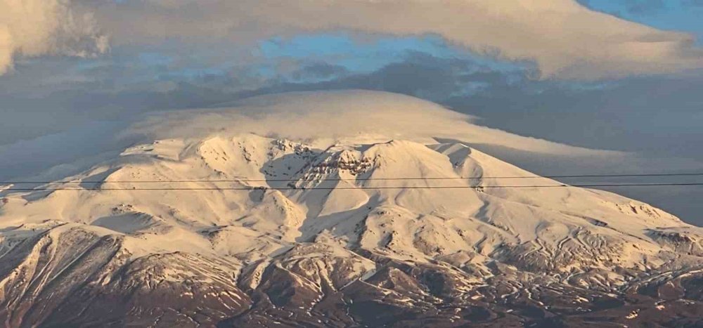 Süphan Dağı’nın zirvesinde mercek bulutu oluştu