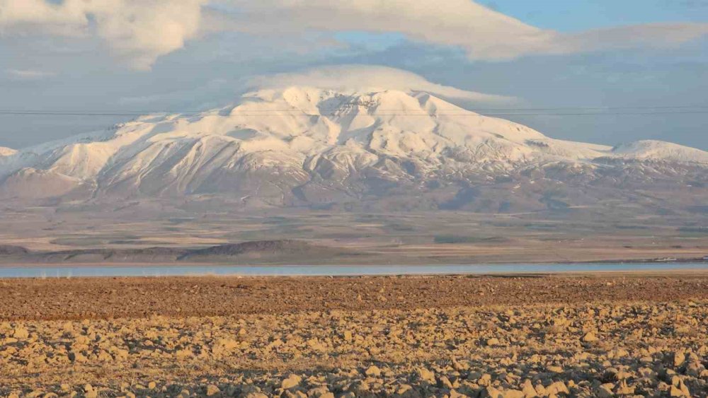 Süphan Dağı’nın zirvesinde mercek bulutu oluştu