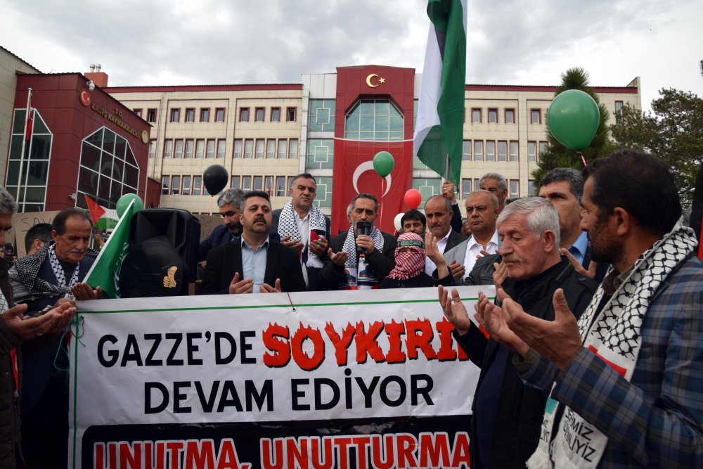 Van'da Filistin'deki soykırıma dikkat çekmek için gökyüzüne balonlar bırakıldı