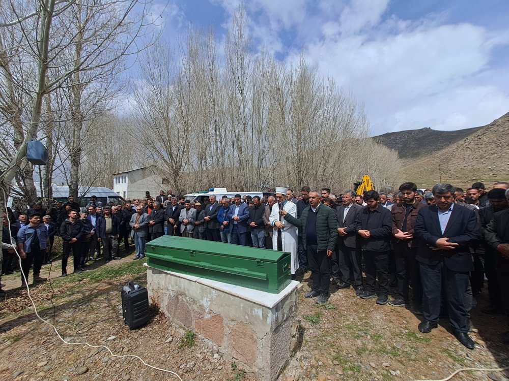 Van'da trafik kazasında hayatını kaybeden baba ve 2 kızı toprağa verildi