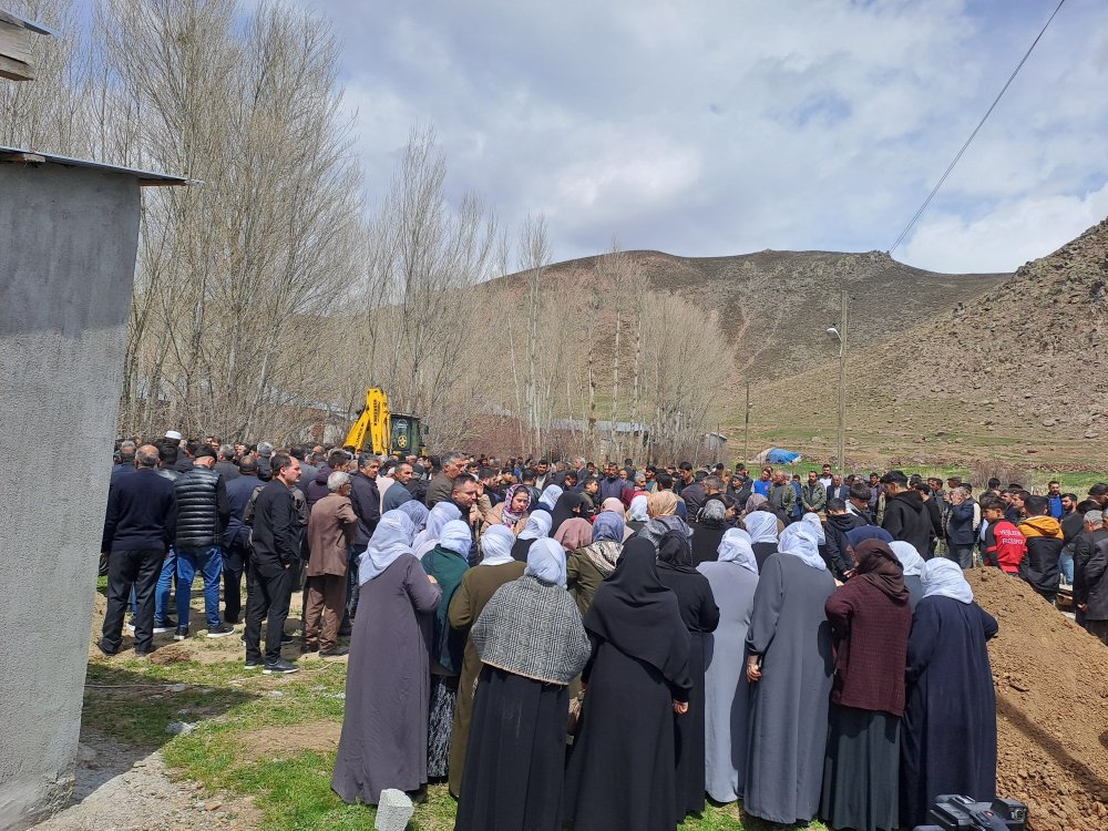 Van'da trafik kazasında hayatını kaybeden baba ve 2 kızı toprağa verildi