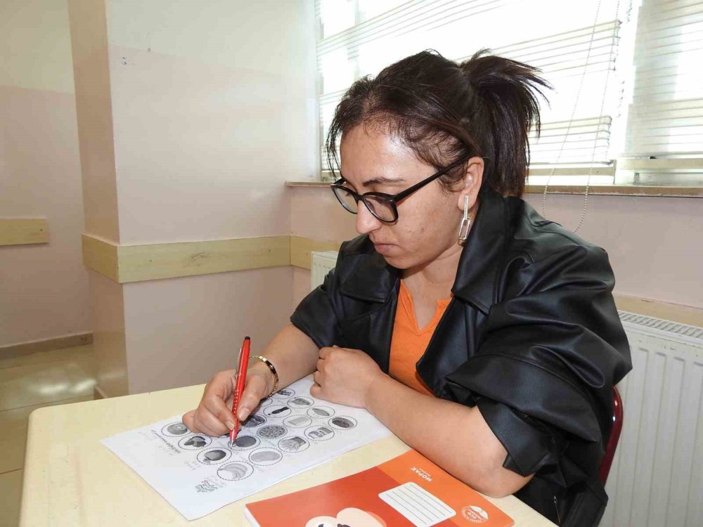 Antep'te kadınlar, yıllar sonra okuma-yazma öğrenmenin mutluluğunu yaşıyor