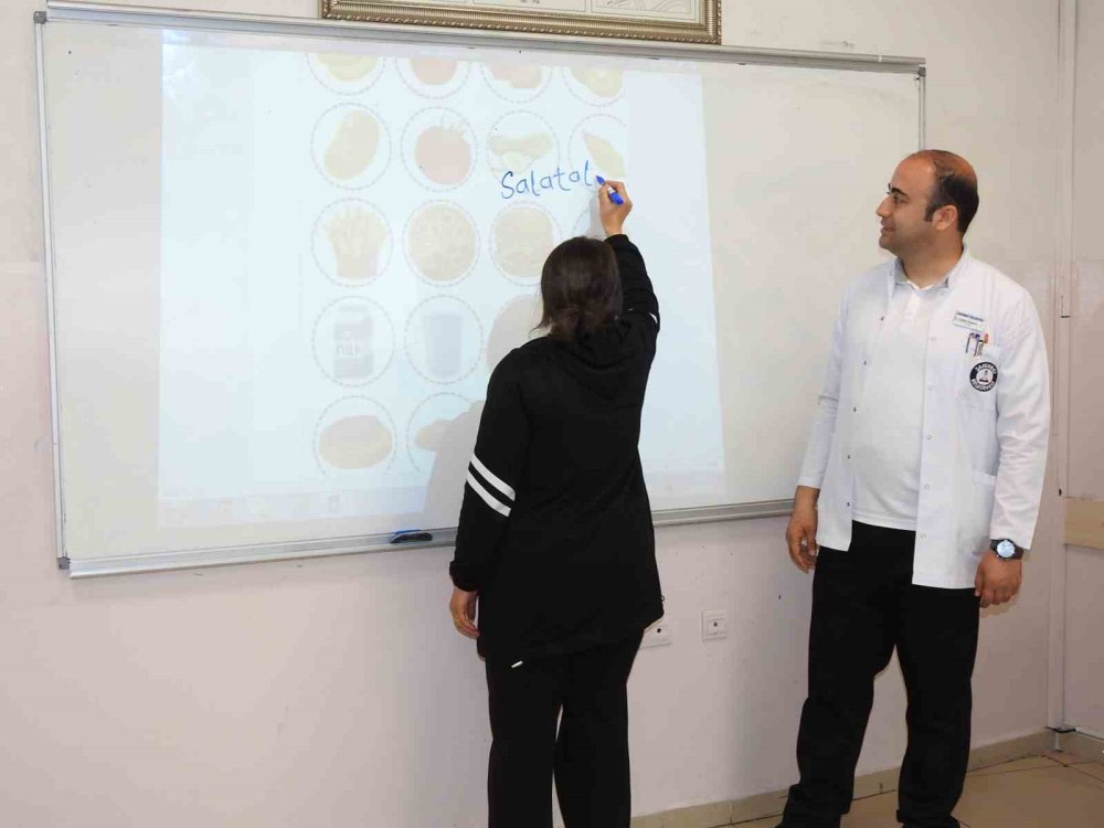 Antep'te kadınlar, yıllar sonra okuma-yazma öğrenmenin mutluluğunu yaşıyor