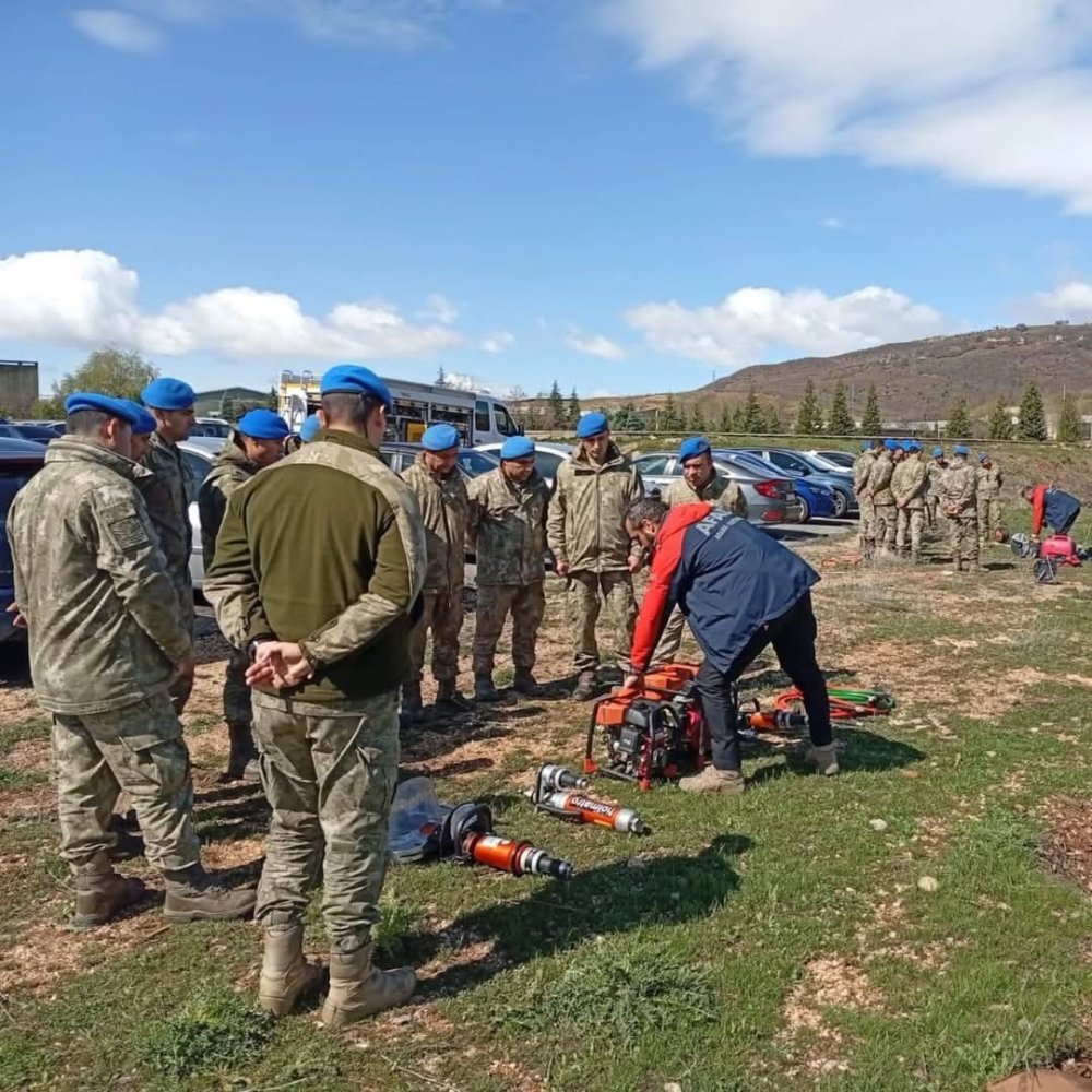 Dersim'de komando personeline arama kurtarma eğitimi