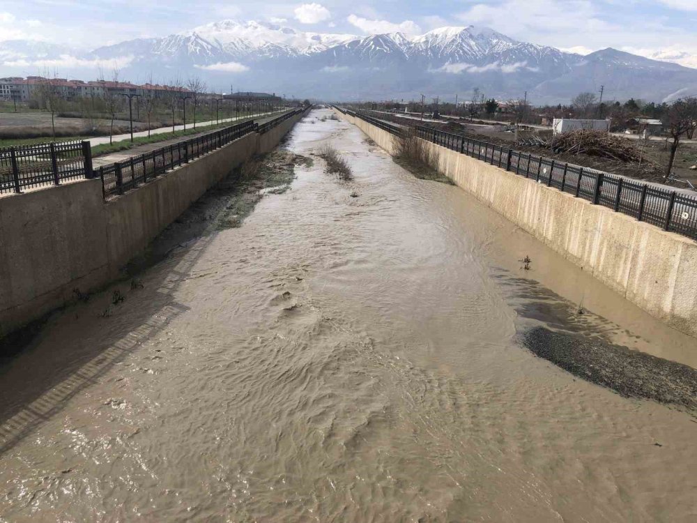 Erzincan'da kuruyan Vasgirt deresinden sel akıyor