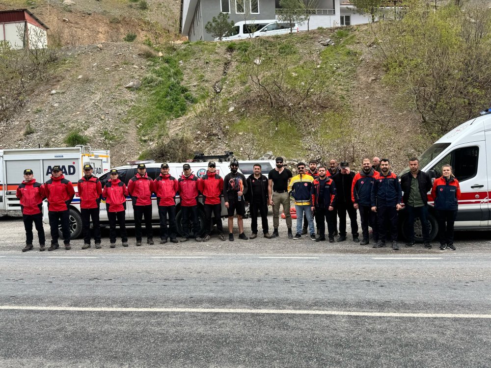 Hakkari'de Zap Suyu yükselince mahsur kalan 4 kişi botla kurtarıldı