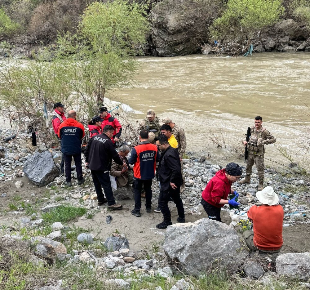 Hakkari'de Zap Suyu yükselince mahsur kalan 4 kişi botla kurtarıldı