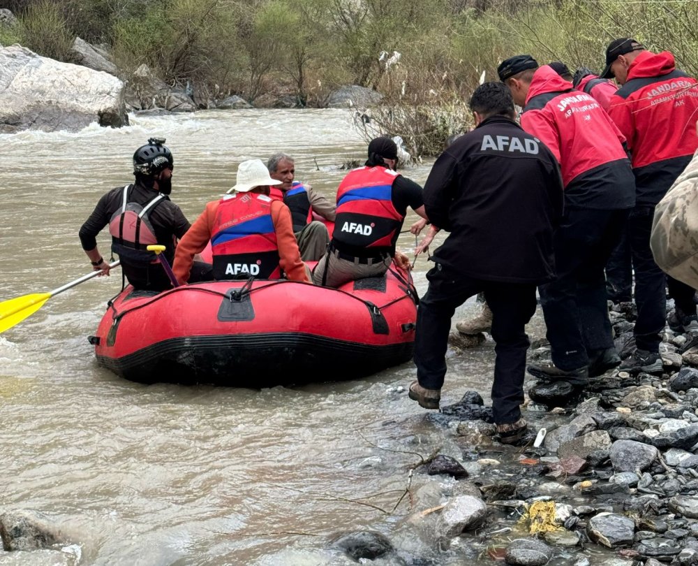 Hakkari'de Zap Suyu yükselince mahsur kalan 4 kişi botla kurtarıldı