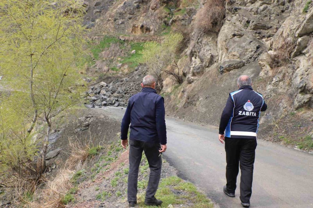 Kaya düşmelerine karşı ekipler çalışıyor
