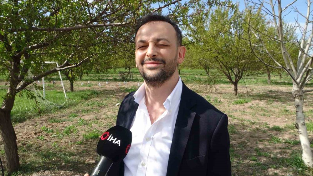 Malatya'da ağaçlara su püskürtülerek uygulanan buzlama yöntemi zirai donu engelledi