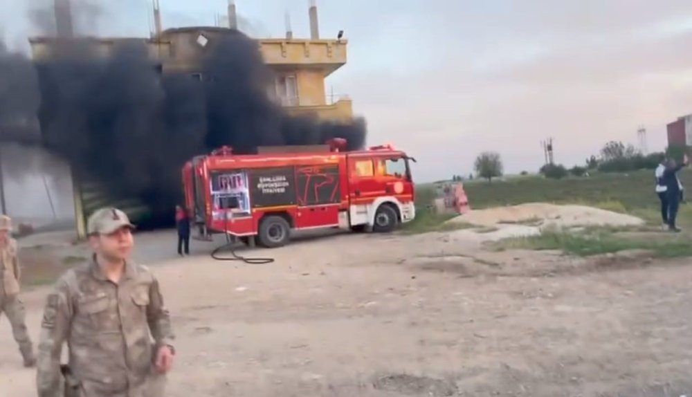 Silahlı saldırıda ölen kişinin yakınları, husumetlilerinin evini ateşe verdi