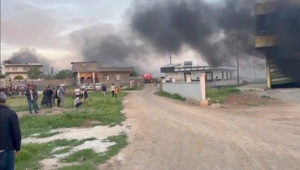 Silahlı saldırıda ölen kişinin yakınları, husumetlilerinin evini ateşe verdi