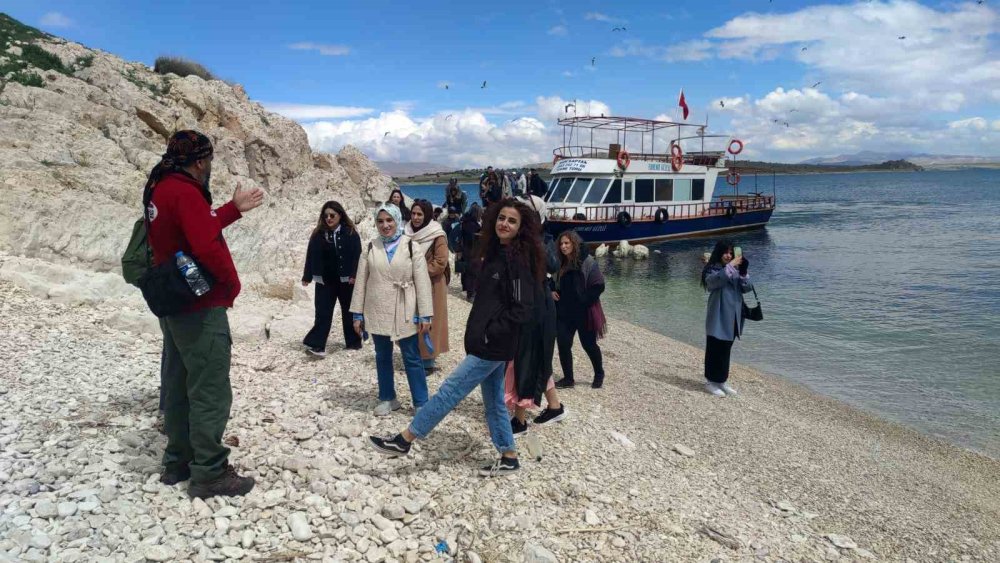 Van Gölü’nün doğal güzelliği Çarpanak Adası