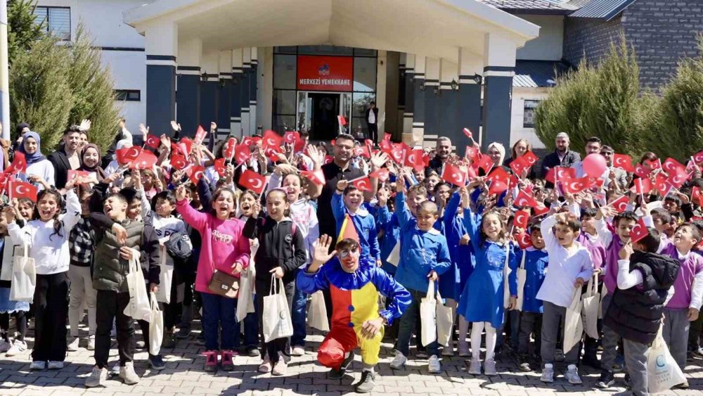 Ağrı'da öğretmenin hayali gerçek oldu, öğrenciler ilk kez sinemayla tanıştı